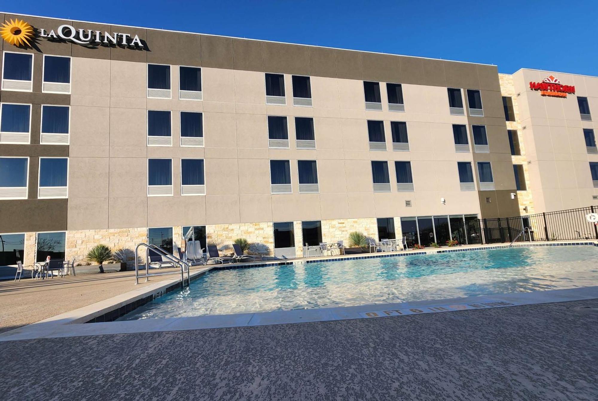 La Quinta Inn & Suites By Wyndham Del Rio Exterior photo